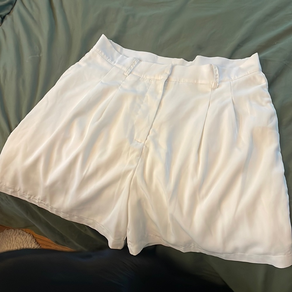 Princess Polly Size 8 White shorts.
